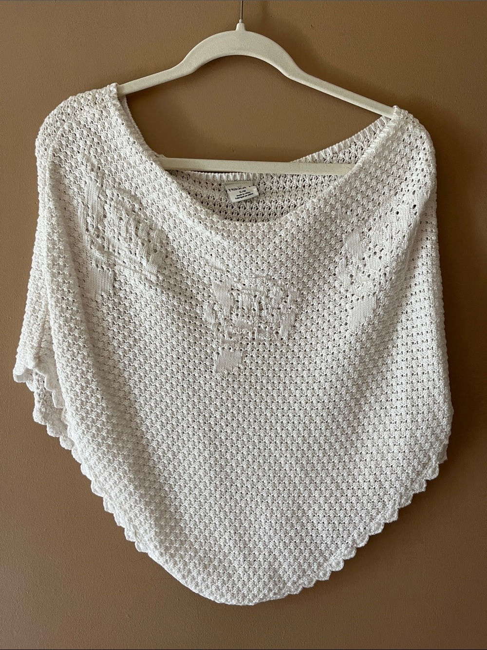 WOMENS WHITE CROCHET PONCHO/ SHAWL
